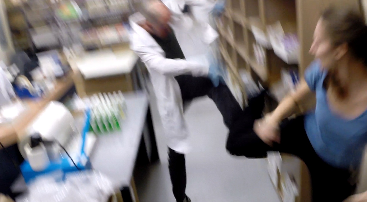 1636898180865011.jpg 不想死就按X/按X不会死/按X免于一死/Press X to Not Die